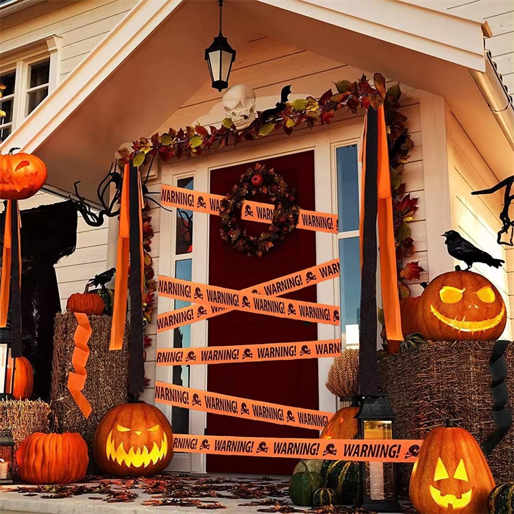 Escena del crimen con pancartas de porche de Halloween al aire libre